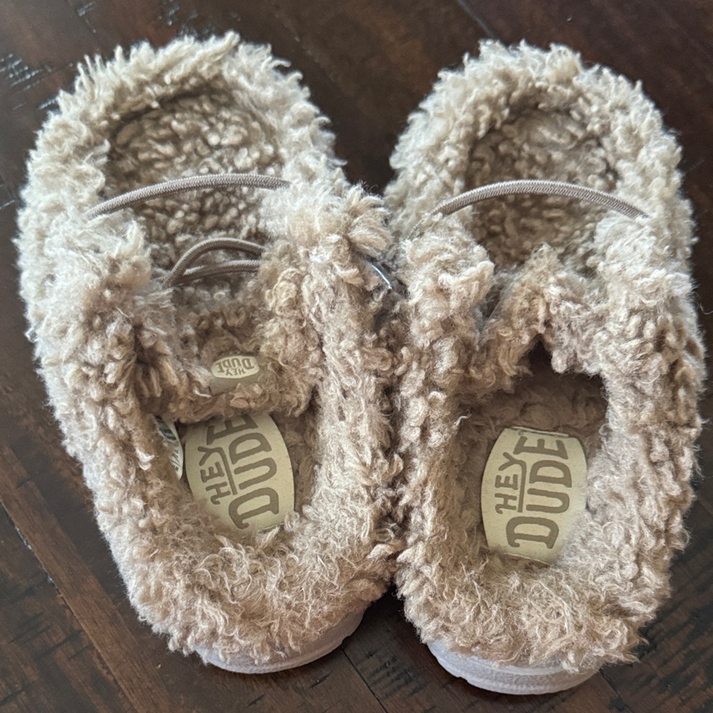 Hey Dude Kids Faux-Sherpa Slip-On Slippers in Light Brown